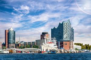 Elbphilharmonie und Hafenpanorama Hamburg mit Museumsschiff Cap San Diego an der Elbe