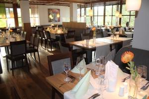 Elegant eingedeckte Tische im Restaurant des Hotel Schillingshof in Bad Kohlgrub
