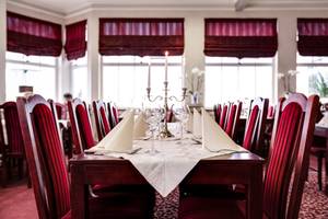 Elegant gedeckter Restauranttisch im Hotel Aurora Family & SPA in Misdroy