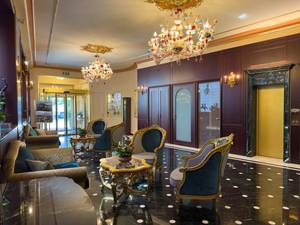 Elegante Hotellobby mit Kronleuchtern, Marmorboden und antiken Sesseln in Mailand