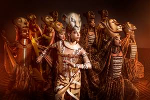 Ensemble in Löwenkostümen: DER KÖNIG DER LÖWEN Musical Hamburg