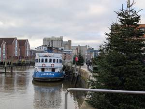 Fahrgastschiff Nordertor im winterlichen Hafen von Husum, Norddeutschland