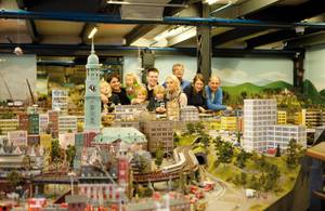 Familie betrachtet Michel-Modell im Miniatur Wunderland Hamburg