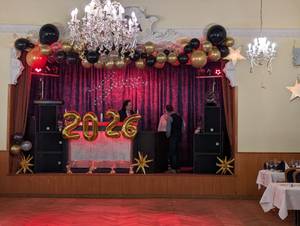 Festsaal Hotel Goos zu Silvester mit Ballondeko, Kronleuchtern und Bühne