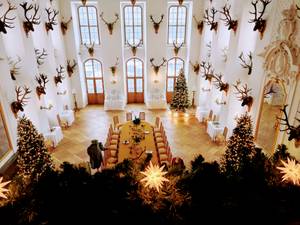 Festsaal Schloss Moritzburg mit Geweihsammlung und weihnachtlicher Tafel