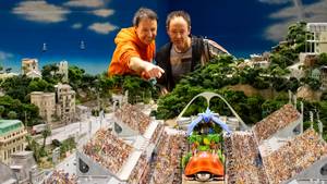 Freddy und Gerrit betrachten Rio-de-Janeiro-Miniatur im Miniatur Wunderland Hamburg