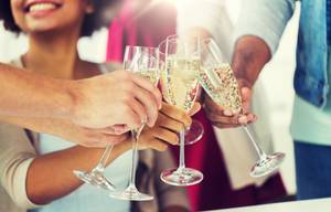 Freunde stoßen mit Champagnergläsern an – ausgelassene Silvesterfeier