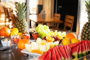 Frisches Obstbuffet mit Ananas, Melone und Wassermelone im Restaurant Möwenbräu