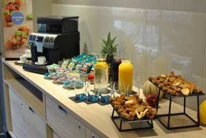 Frühstücksbuffet im Novotel Danzig Centrum mit Säften, Kaffeemaschine und Gebäck