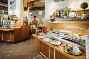Frühstücksbuffet im Thermenhotel Sonnenhof mit Aufschnitt, Marmeladen und Säften