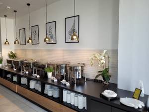 Frühstücksbuffet mit Chafing Dishes im Hotel Koral Live in Kolberg