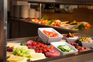 Frühstücksbuffet mit frischem Obst, Gemüse und Aufschnitt im Restaurant Möwenbräu