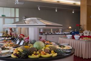 Frühstücksbuffet mit frischem Obst und Käseplatte im Ahorn Berghotel Friedrichroda