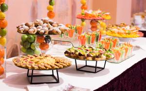 Frühstücksbuffet mit Gebäck, Sandwiches und Gemüse im Hotel Aurora Family & SPA