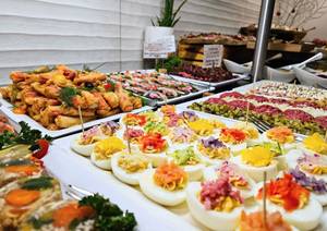 Frühstücksbuffet mit gefüllten Eiern und Vorspeisen im Hotel Koral Live, Kolberg