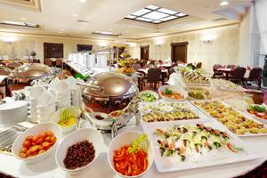Frühstücksbuffet mit Salaten und Vorspeisen im Hotel Aurora Family & SPA Miedzyzdroje