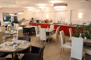 Frühstücksraum im H+ Hotel Erfurt mit Buffet und gedeckten Tischen