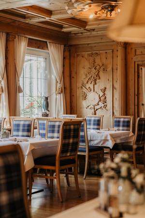 Gemütliches Restaurant im Parkhotel Matrei mit Holzvertäfelung und Karo-Stühlen