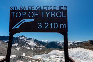 Gipfelschild Top of Tyrol auf 3210 Metern am Stubaier Gletscher in Tirol