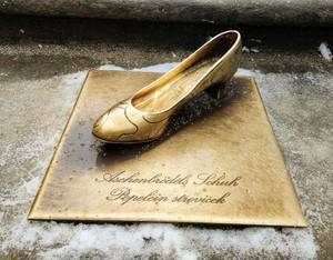Goldener Aschenbrödel-Schuh auf Steintreppe von Schloss Moritzburg in Sachsen