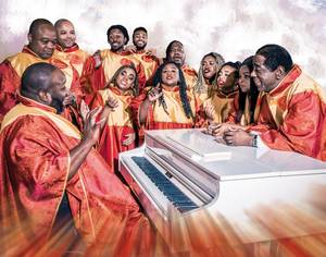 Gospelchor The Golden Voices of Gospel singt in goldroten Roben am Klavier