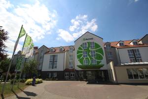 H+Hotel Erfurt Außenansicht mit Eingangsbereich und grüner Fassadengestaltung