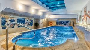 Hallenbad im Kurhotel St. Lukas Bad Flinsberg mit Mosaikwänden und Glasdecke