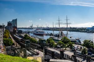 Hamburger Hafen mit Elbe, Landungsbrücken und Museumsschiff bei Sonnenschein