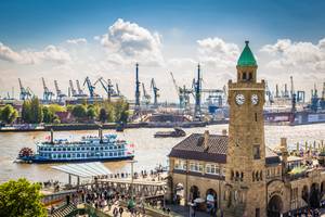 Hamburger Hafen mit Pegelturm, Hafenkränen und historischem Raddampfer auf der Elbe