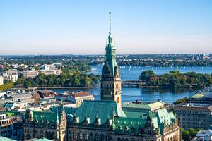 Hamburger Rathaus mit Turm und Blick auf die Binnenalster