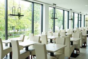 Helles Buffetrestaurant im Hotel Koral Live mit Panoramafenstern und Blick ins Grüne