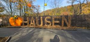 Herbstliche Kürbis-Dekoration mit Strohbuchstaben HAUSEN vor Weidenzaun in Freital