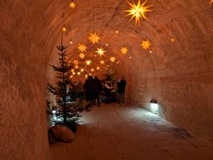 Herrnhuter Sterne in gewölbtem Kasemattengang der Festung Königstein zur Adventszeit