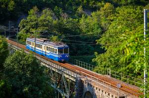 Historischer Zug auf Stahlbrücke im Centovalli-Tal bei Intragna, Schweiz