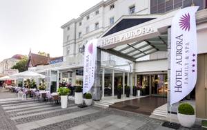 Hotel Aurora Family & SPA in Misdroy – Eingangsbereich mit Terrasse und Fahnen