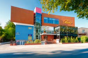 Hotel Perelka Kolberg – moderne Fassade mit Glasaufzug und Eingangsbereich