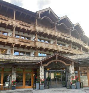 Hotel Riederalm Alpenchalet mit Holzbalkonen und Steinfassade in Österreich