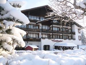 Hotel Schillingshof in Bad Kohlgrub, verschneite Außenansicht im Winter