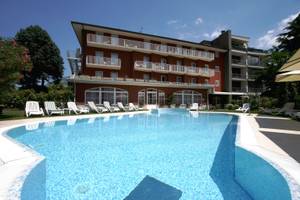 Hotel Villa Rosa mit Pool, Liegestühlen und Garten in Italien