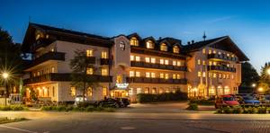 Hotel zur Post in Rohrsdorf bei Nacht mit beleuchteter Fassade und Balkonen