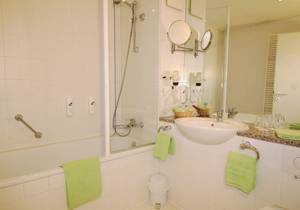 Hotelbadezimmer mit Badewanne, Dusche und Waschbecken im H-Hotel Erfurt
