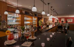 Hotelbar im AHORN Berghotel Friedrichroda mit Cocktails und Barkeeper