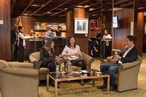 Hotelbar mit Lounge-Sitzbereich und Gästen im Maritim Hotel Bad Salzuflen