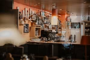 Hotelbar mit Spirituosenauswahl im Parkhotel Matrei, Osttirol
