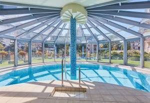 Indoor-Pool mit Glaskuppel im Avangard Resort in Swinemünde, Polen