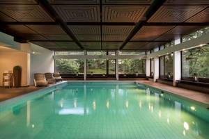 Innenpool im Maritim Hotel Bad Salzuflen mit großen Fensterfronten