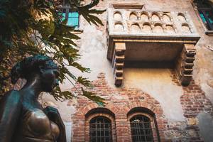 Julias Balkon Casa di Giulietta in Verona mit Bronzestatue und historischer Fassade