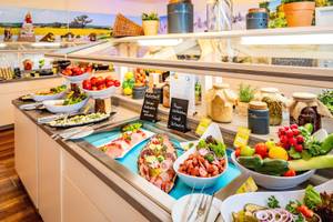 Kalte Platte am Buffet im Ahorn Hotel am Fichtelberg mit Wurst, Käse und Gemüse