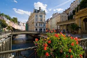 Karlsbad: Flusspromenade an der Teplá mit historischer Bäderarchitektur und Blumendekoration