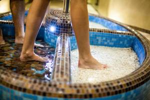 Kneipp-Wassertretbecken mit Steinen im Olymp III SPA Resort Kolberg